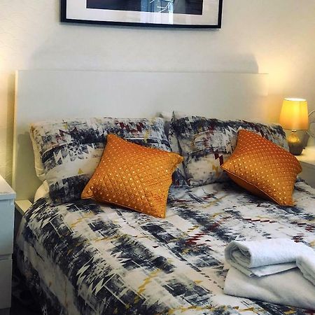 33Sm12 Dreams Unlimited Serviced Accommodations Staines Stanwell Exteriér fotografie